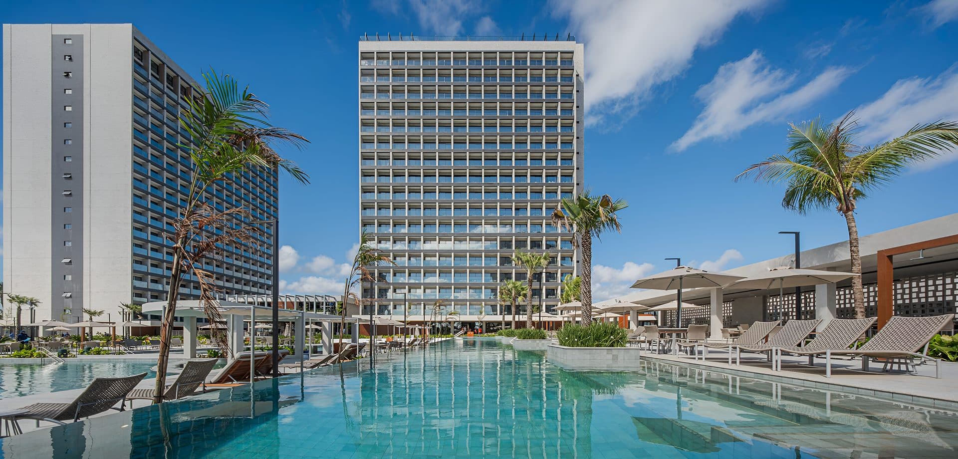 Área de lazer de resort com piscina